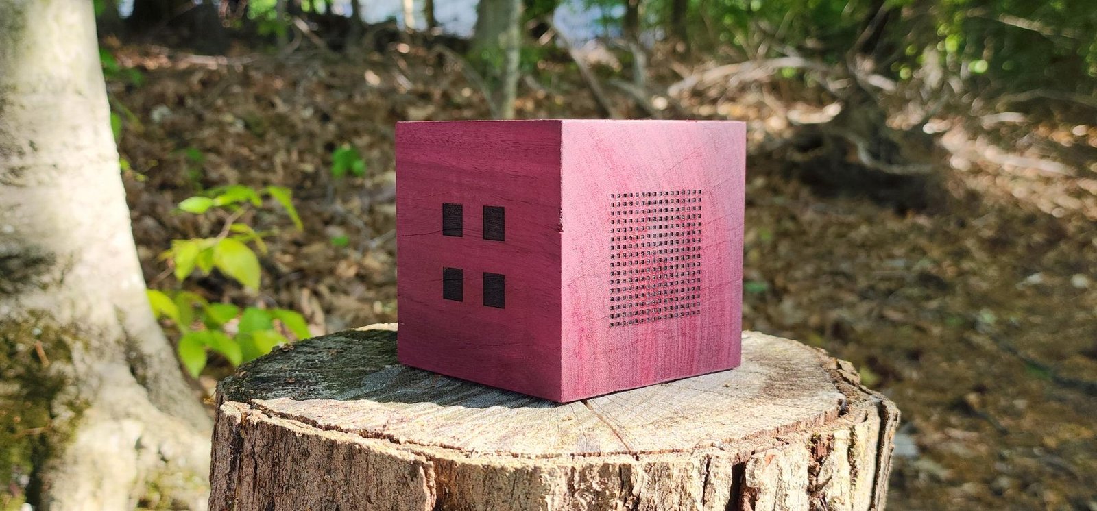 Four-square corner face beside dense mesh face — wood grain visible across both